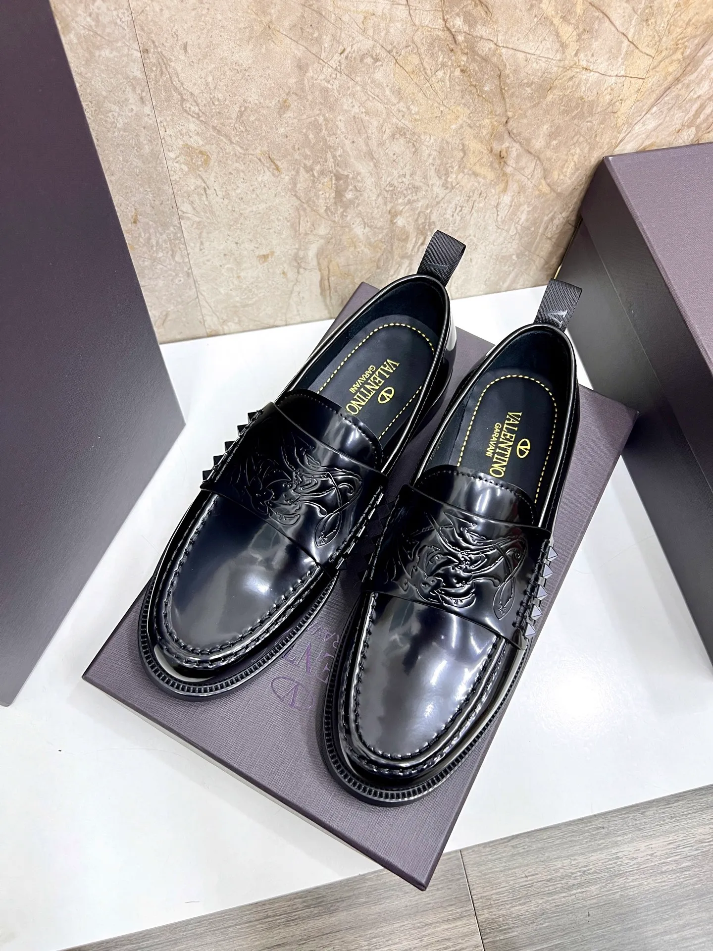 Men's men's shoes💰780 Valentino New men's V logo micro-label business casual loafers. These Derby loafers are made of imported cowhide leather. They are light in texture and cool in style. The uppers are decorated with brand logo buckles, showing off the big-name style! The lines reveal novel urban trends. The toe is round and full, and the rubber foam sole and triple protruding leather welt complement each other. It is extremely fashionable and charming, with dyed calfskin lining, genuine leather feet, and standard logo decoration. It is simple yet elegant. It has a classic European and American loose style and is extremely comfortable on the feet. Size: 39-44 (customized at 38.45.46)